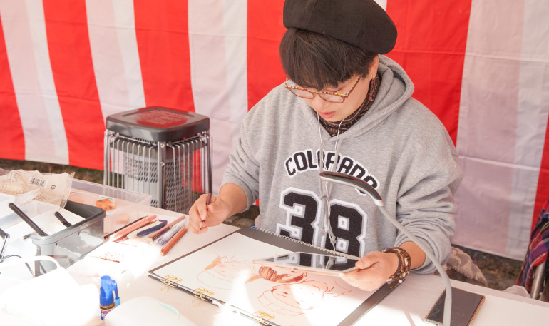 似顔絵師出張似顔絵現場のデスク。いろいろな道具を並べて兵庫県