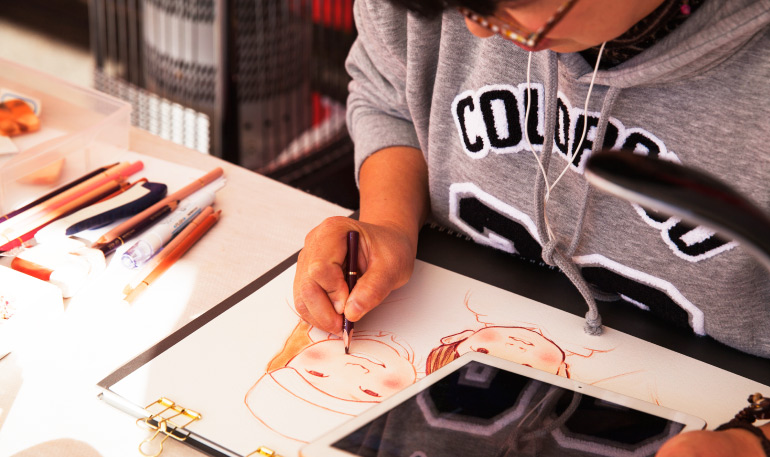 似顔絵師派遣似顔絵を描いている様子。明石市