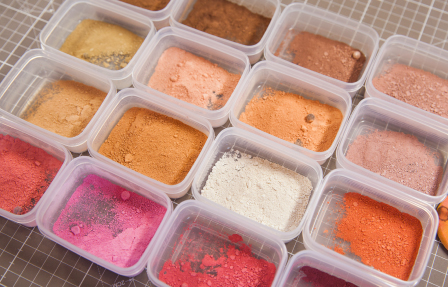 似顔絵出張派遣似顔絵の道具「パステル」人物のチーク入れに重宝明石市