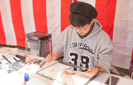 似顔絵師出張似顔絵現場のデスク。いろいろな道具を並べて兵庫県