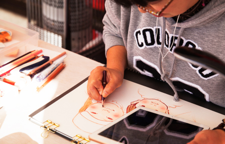 似顔絵師派遣似顔絵を描いている様子。明石市